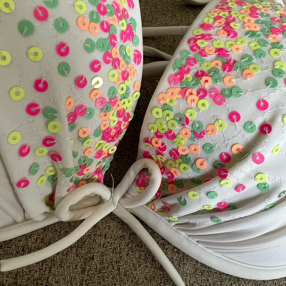 White VS Bikini - Picture 3 of 4